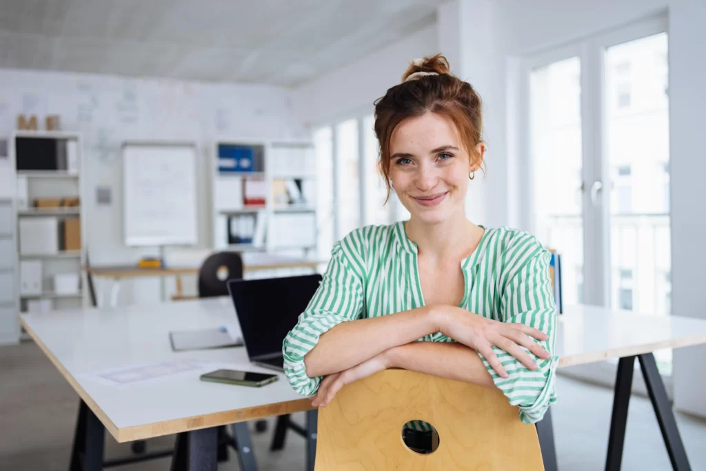 Kobieta siedząca na krześle w biurze