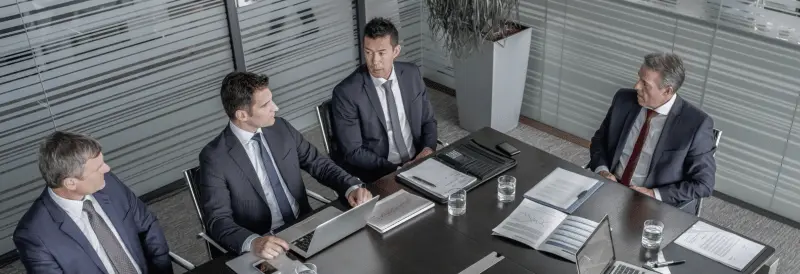 Grupa managerów siedząca przy stole