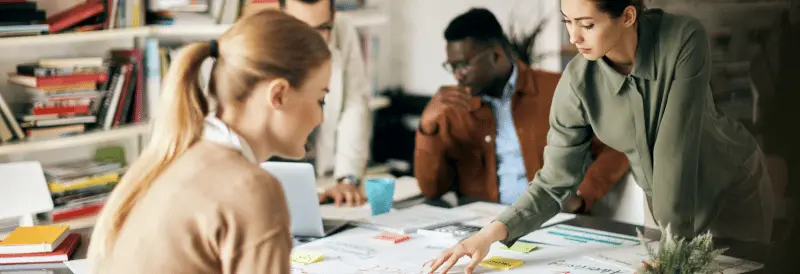 Grupa ludzi pracująca przy wspólnym projekcie